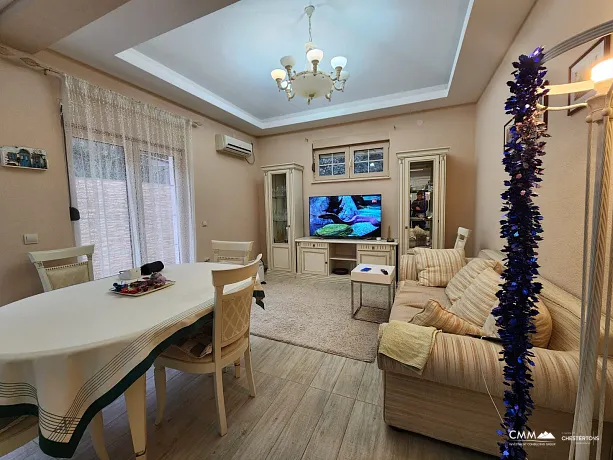 Herceg Novi'de yüzme havuzlu satılık ev