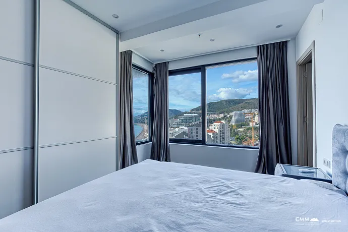 Zum Verkauf steht eine exklusive, komplett möblierte Luxuswohnung mit einer großzügigen Terrasse.