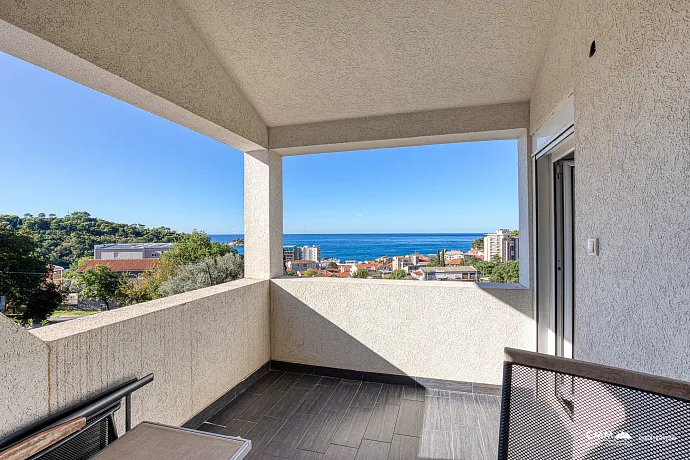 Petrovac'ta Akdeniz Manzaralı Dubleks Daire, 104 m²