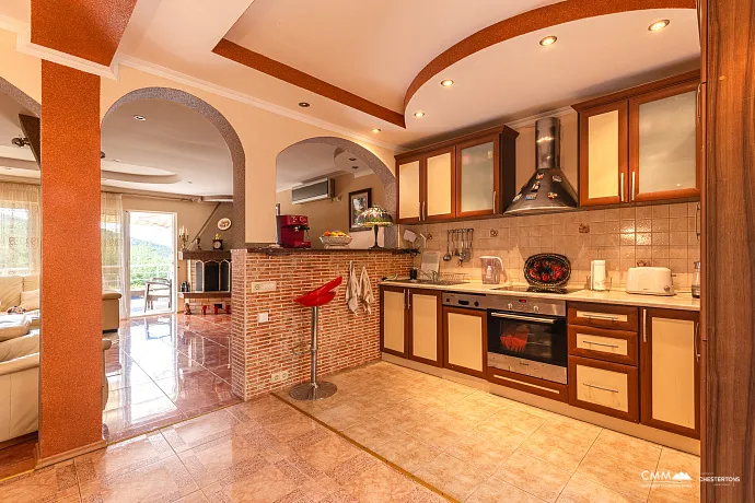 Kumbor'da denize 200 metre mesafede ev