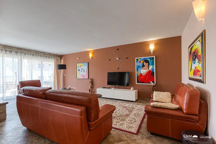 Becici'de deniz manzaralı villa