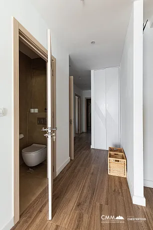 Zum Verkauf steht eine exklusive, komplett möblierte Luxuswohnung mit einer großzügigen Terrasse.