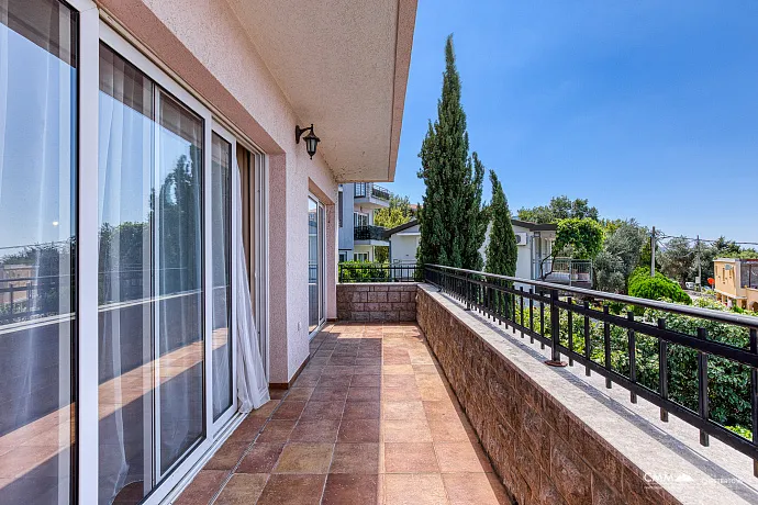 Becici'de deniz manzaralı villa