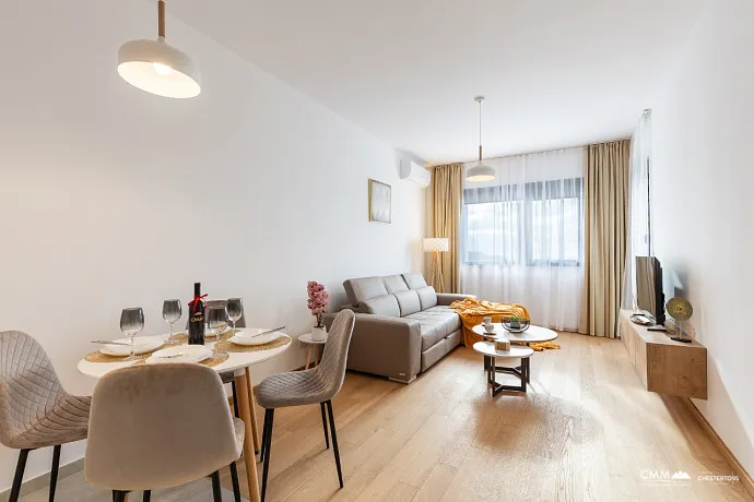 Bečići’de Satılık Eşyalı 1+1 Daire 42,5m² – Deniz Manzaralı Balkon + Garaj