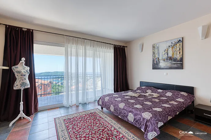 Becici'de deniz manzaralı villa