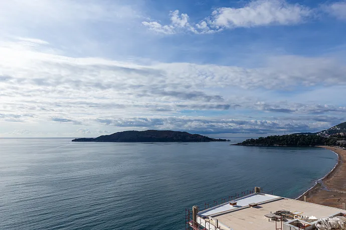 Zum Verkauf steht eine exklusive, komplett möblierte Luxuswohnung mit einer großzügigen Terrasse.