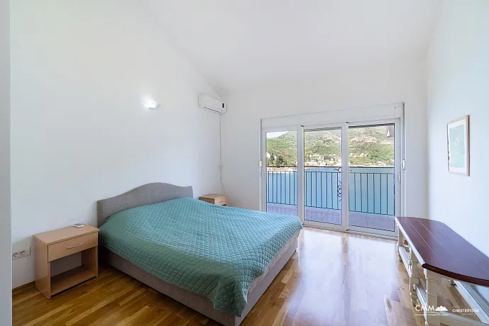 Lepetani'de deniz manzaralı rahat villa