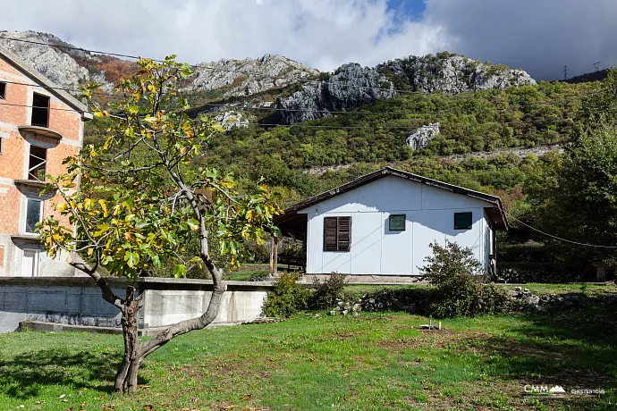 Deniz Manzaralı ve Kendi Su Kaynağı Olan İmarli Arsa – Lapčići, 1.000 m²