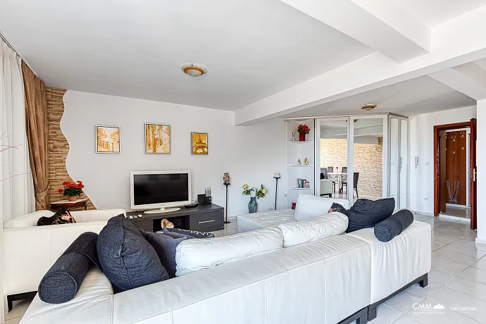 Deniz Manzaralı 61m² İki Yatak Odalı Daire – Seoce, Budva