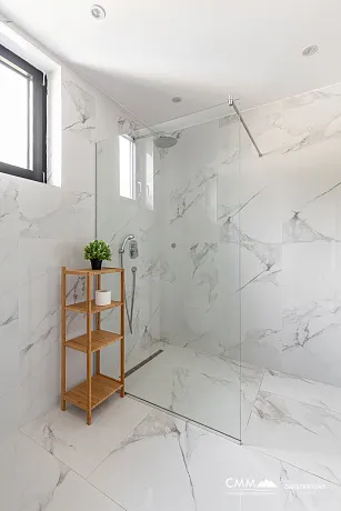 Zum Verkauf steht eine exklusive, komplett möblierte Luxuswohnung mit einer großzügigen Terrasse.