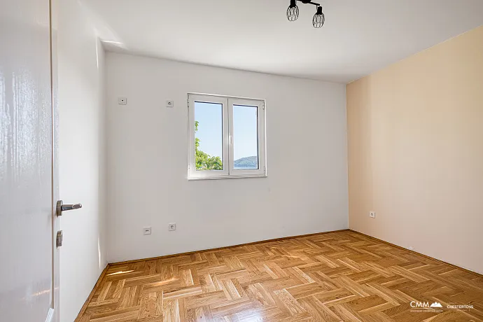 Bečići’de Deniz Manzaralı 64 m² Geniş Daire