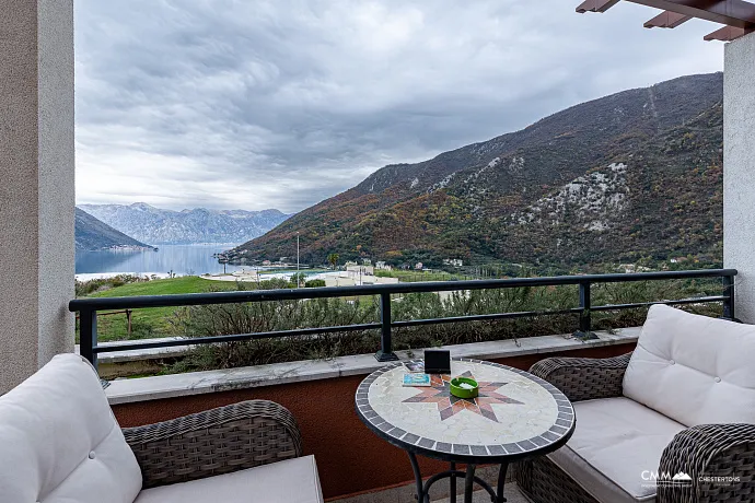 Modern One-Bedroom Apartment with Sea & Mountain Views