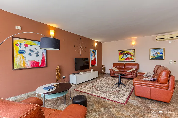 Becici'de deniz manzaralı villa
