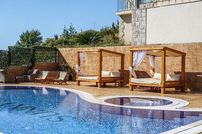 Mobilyalı Deniz Manzaralı Daire – 43 m² | Bečići’de 5★ Lüks Konut Kompleksi, Üst Düzey Olanaklarla