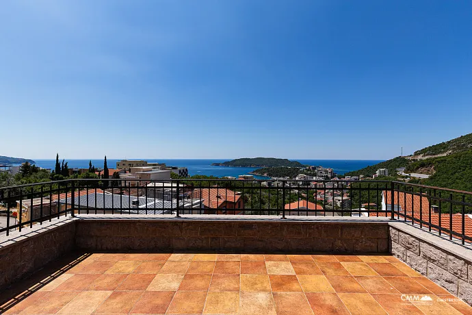 Becici'de deniz manzaralı villa