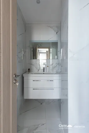 Zum Verkauf steht eine exklusive, komplett möblierte Luxuswohnung mit einer großzügigen Terrasse.