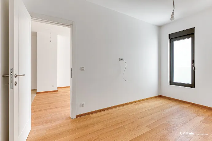 Bečići’de garajlı tek yatak odalı daire