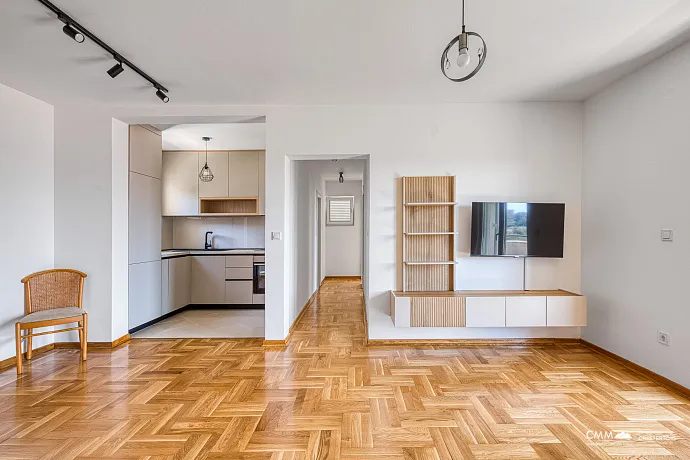 Bečići’de Deniz Manzaralı 64 m² Geniş Daire