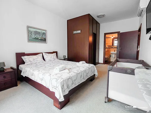 Üç yatak odalı, deniz manzaralı, yüzme havuzlu daire