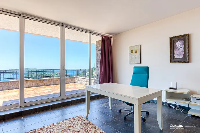 Becici'de deniz manzaralı villa