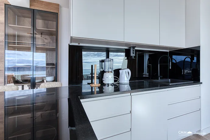 Zum Verkauf steht eine exklusive, komplett möblierte Luxuswohnung mit einer großzügigen Terrasse.