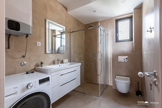 Zum Verkauf steht eine exklusive, komplett möblierte Luxuswohnung mit einer großzügigen Terrasse.