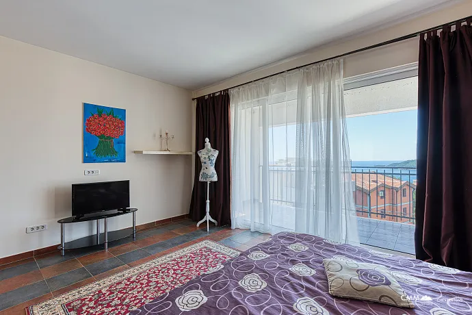 Becici'de deniz manzaralı villa