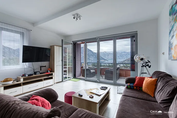 Modern One-Bedroom Apartment with Sea & Mountain Views