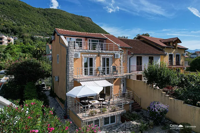 Kumbor'da denize 200 metre mesafede ev