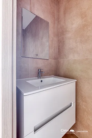 Zum Verkauf steht eine exklusive, komplett möblierte Luxuswohnung mit einer großzügigen Terrasse.