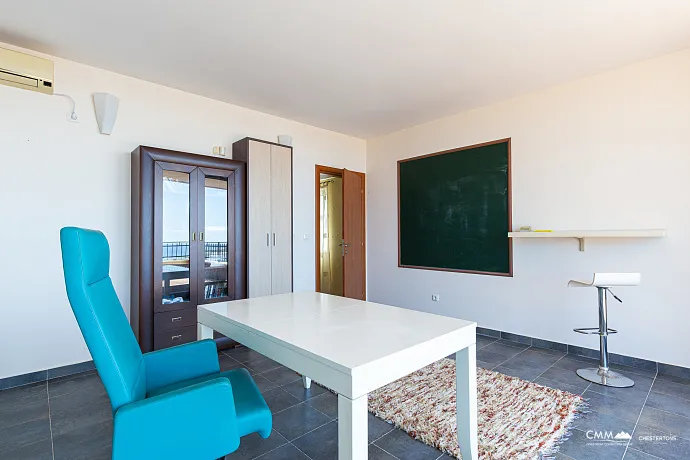 Becici'de deniz manzaralı villa