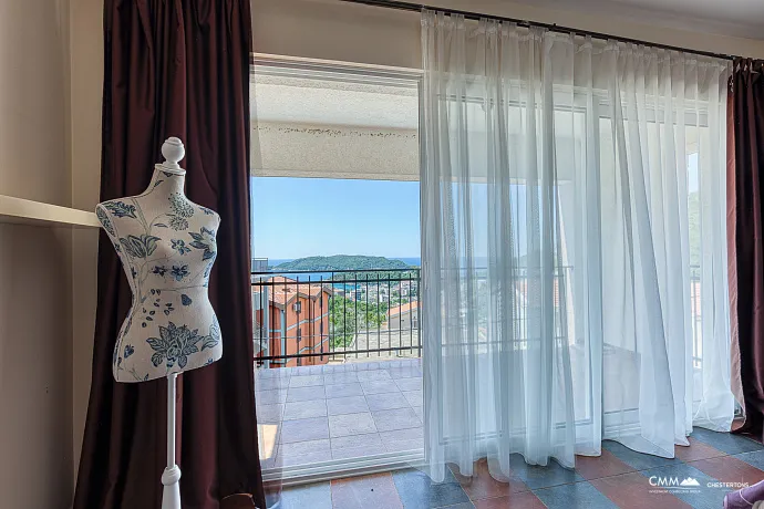 Becici'de deniz manzaralı villa