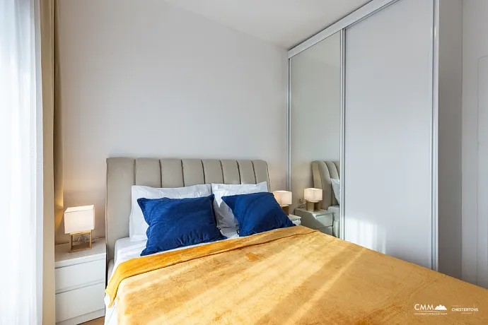 Bečići’de Satılık Eşyalı 1+1 Daire 42,5m² – Deniz Manzaralı Balkon + Garaj