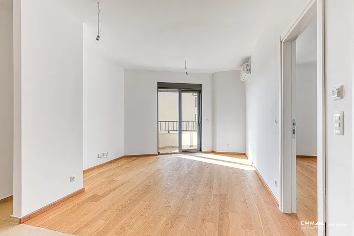 Bečići’de garajlı tek yatak odalı daire