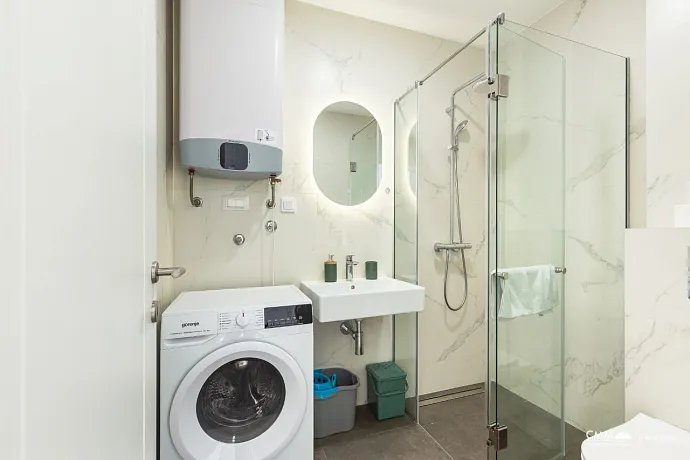 Bečići’de Satılık Eşyalı 1+1 Daire 42,5m² – Deniz Manzaralı Balkon + Garaj