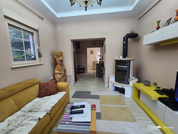 Herceg Novi'de yüzme havuzlu satılık ev