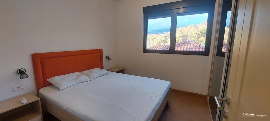 Havuzlu sitede üç odalı daire, Blizikuće