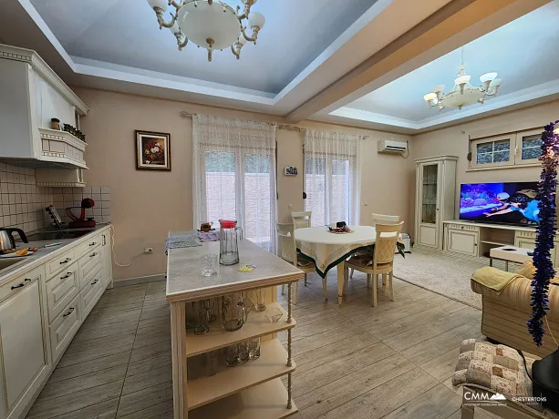 Herceg Novi'de yüzme havuzlu satılık ev