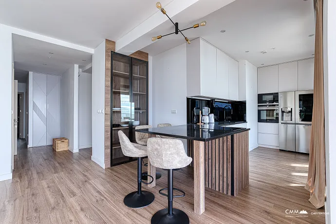 Zum Verkauf steht eine exklusive, komplett möblierte Luxuswohnung mit einer großzügigen Terrasse.