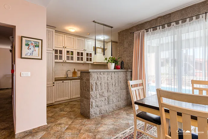 Becici'de deniz manzaralı villa