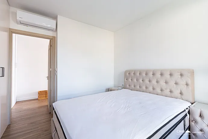 Zum Verkauf steht eine exklusive, komplett möblierte Luxuswohnung mit einer großzügigen Terrasse.