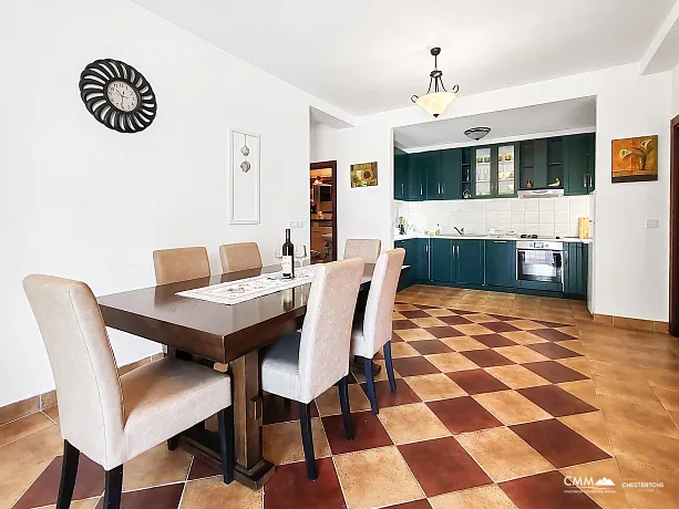 Üç yatak odalı, deniz manzaralı, yüzme havuzlu daire