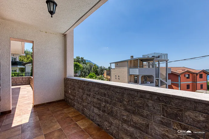 Becici'de deniz manzaralı villa