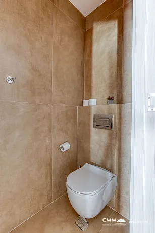 Zum Verkauf steht eine exklusive, komplett möblierte Luxuswohnung mit einer großzügigen Terrasse.