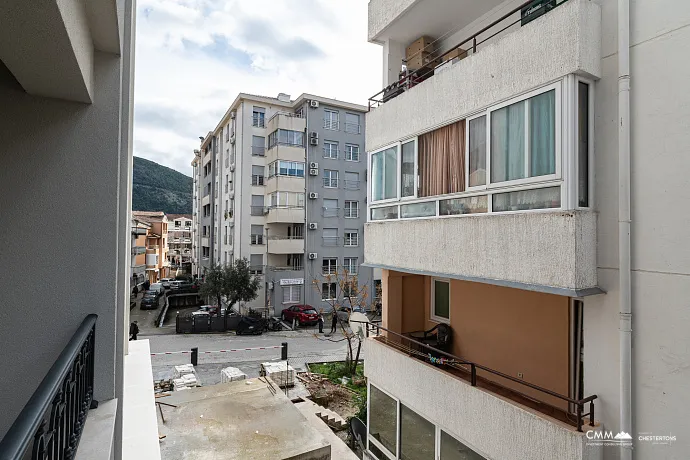 Budva merkezinde, yeni bir binada, 42 m² daire ve otopark yeri