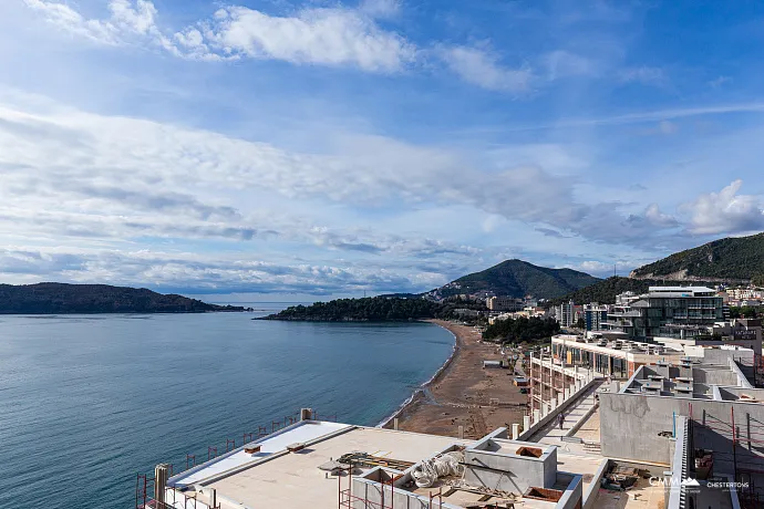 Zum Verkauf steht eine exklusive, komplett möblierte Luxuswohnung mit einer großzügigen Terrasse.