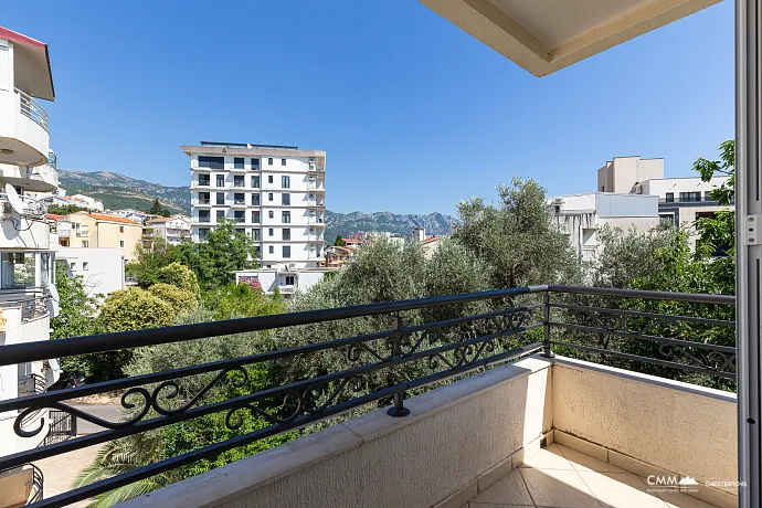 Bečići’de Deniz Manzaralı 64 m² Geniş Daire