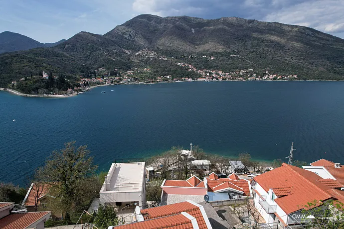 Tivat'ta panoramik deniz manzaralı villa
