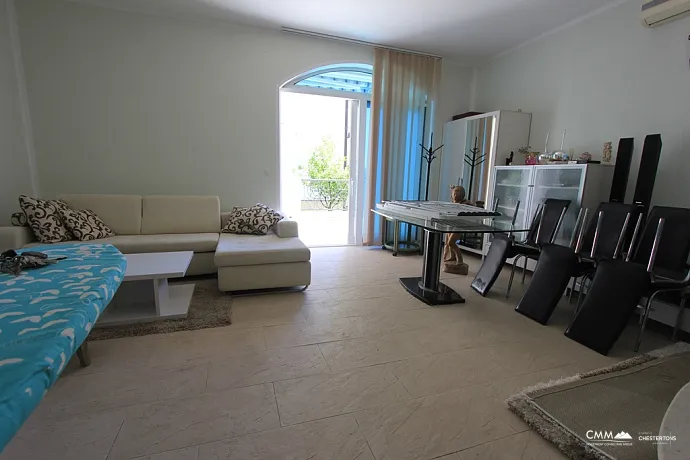 Apartment with a studio inside and a courtyard