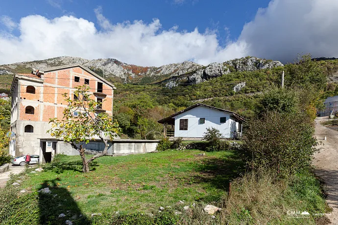 Deniz Manzaralı ve Kendi Su Kaynağı Olan İmarli Arsa – Lapčići, 1.000 m²